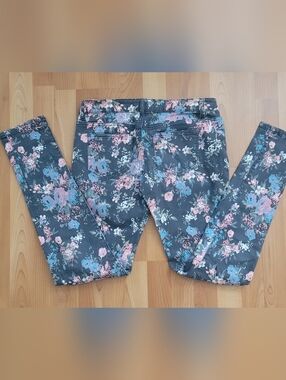 Celebrity Pink Junior sz 7/28 Graphite Demin Floral Mom Jeans High Rise Stretch